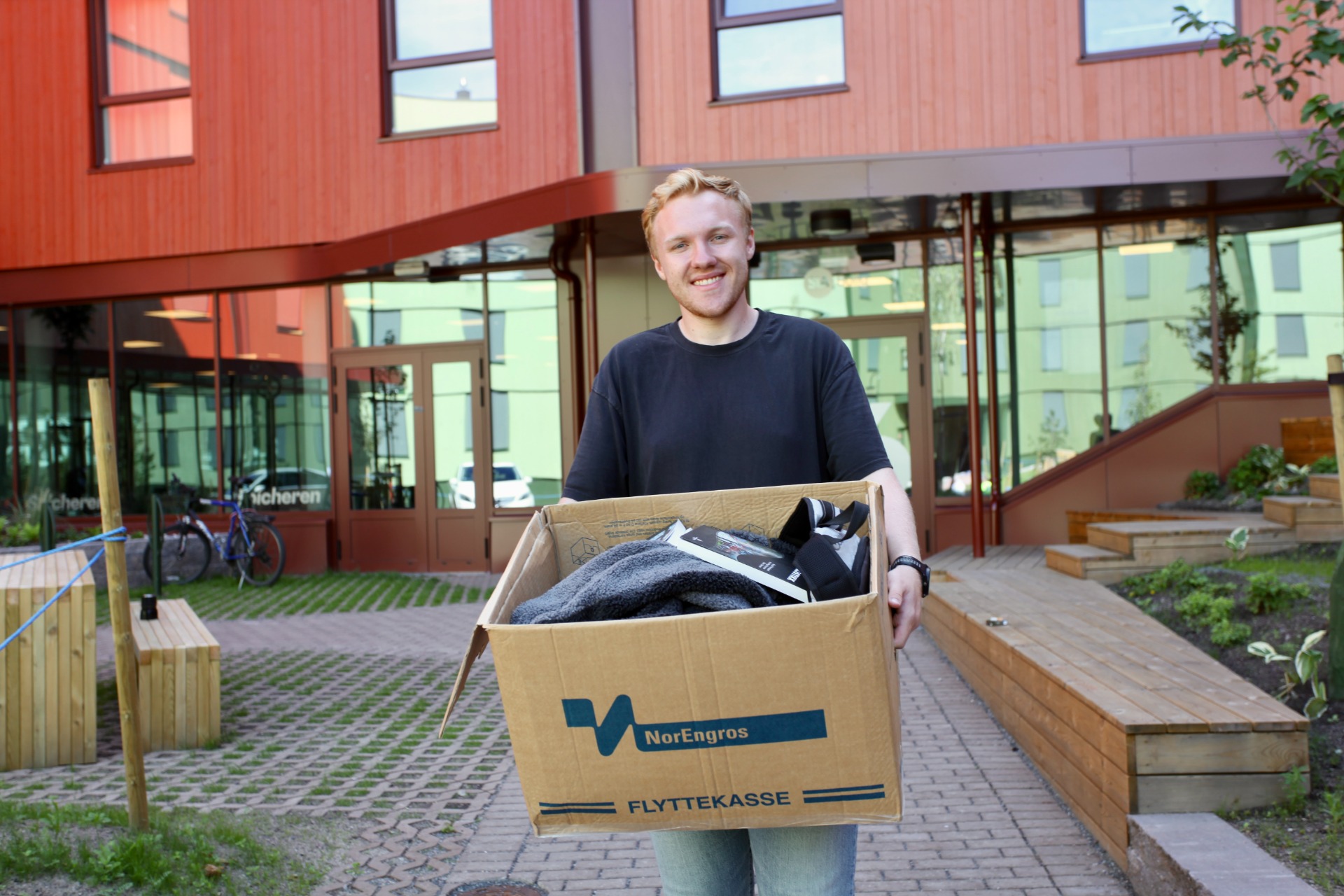 Studenten Mikael Kaspersen Kinnestad har i sommer flyttet inn på den splitter nye studenthybelen på Lund Torv i Kristiansand. 